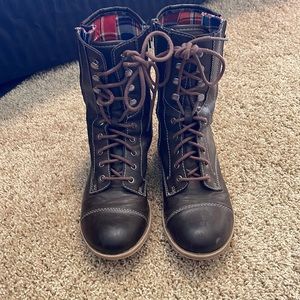 Brown women’s boats